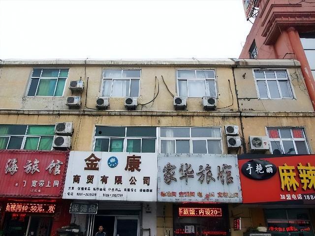 淄博火车站一条巷子全是旅馆暗藏玄机只要50元一晚(图1)