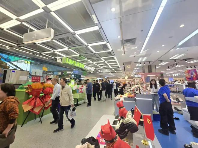 北京最后一家爆改后新开业！日式服务保留入驻近30个首店…(图1)