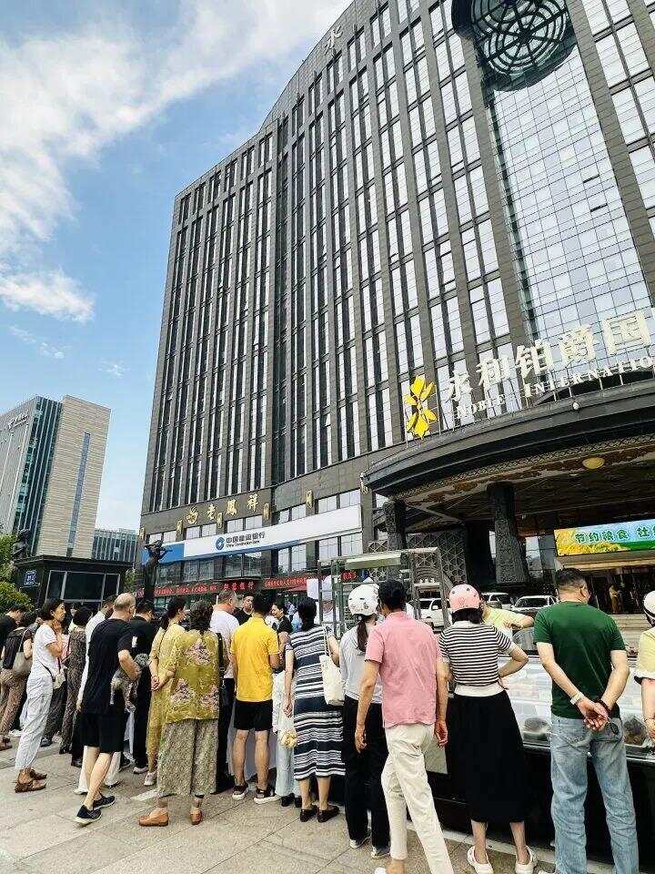 五星级酒店摆地摊“37分钟进账3万”！多家饭店卷起外摆风潮(图1)