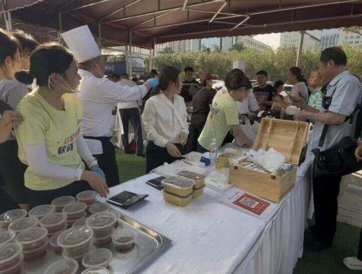 五星级酒店摆地摊“37分钟进账3万”！多家饭店卷起外摆风潮(图2)