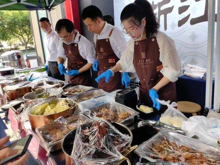 五星级酒店摆地摊“37分钟进账3万”！多家饭店卷起外摆风潮(图9)