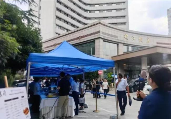 五星级酒店为何卷起“摆地摊”风潮行业变革的“暗流涌动”(图2)