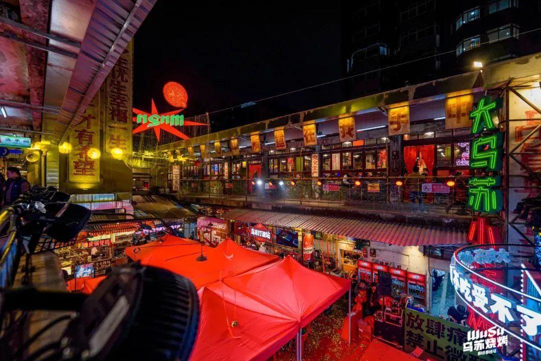 面积高达5000平！2025年餐饮业又流行开大店了？(图1)