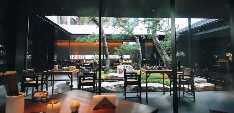 面积高达5000平！2025年餐饮业又流行开大店了？(图2)