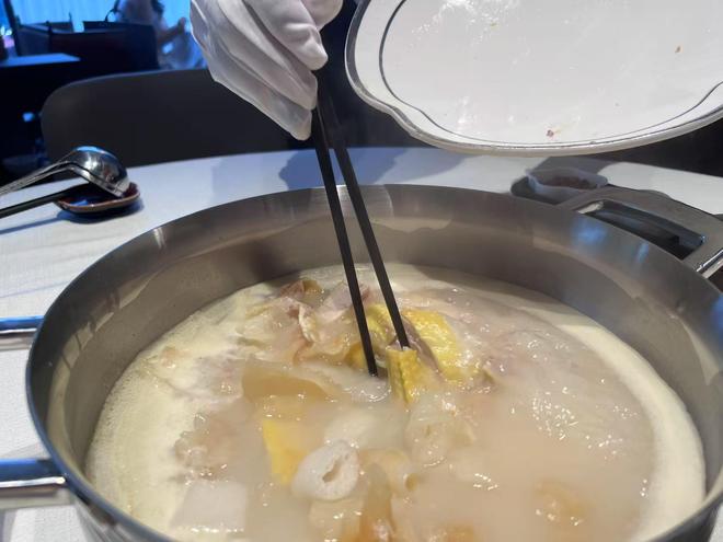海底捞逆势推人均500的高端餐厅(图3)