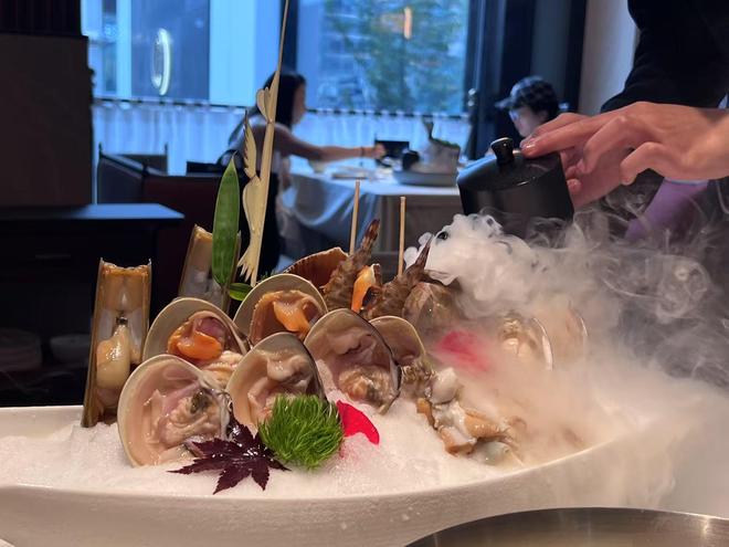 海底捞逆势推人均500的高端餐厅(图2)