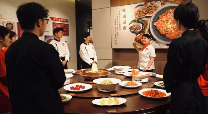 她是湖南湘菜职教烹饪专业首个女教授(图1)