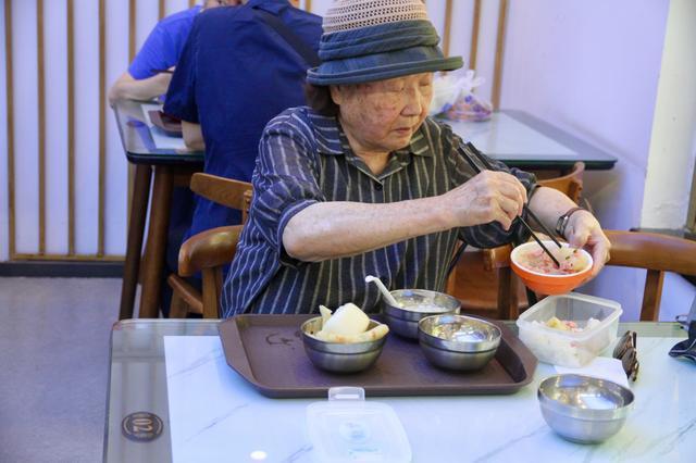 初始投资大、运营成本高、餐食定价低……很多社区食堂撑不住了(图1)