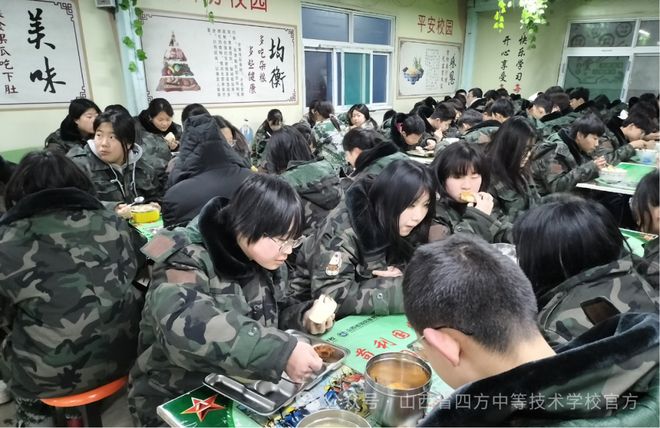 山西省四方中等技术学校餐饮系家长会顺利召开(图2)