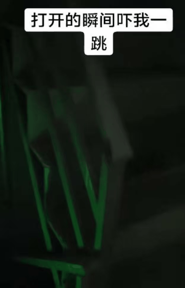 女子住酒店发现装饰画后还有道门房间疑楼梯间改造(图4)