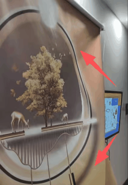 女子住酒店发现装饰画后还有道门房间疑楼梯间改造(图3)