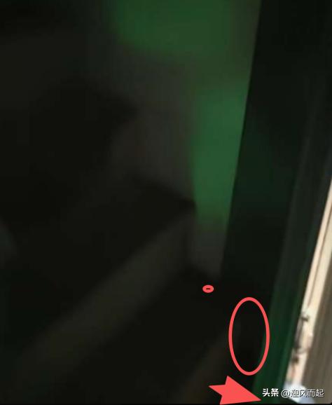 女子住酒店发现装饰画后还有道门房间疑楼梯间改造(图9)