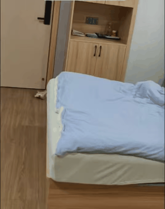 女子住酒店发现装饰画后还有道门房间疑楼梯间改造(图8)