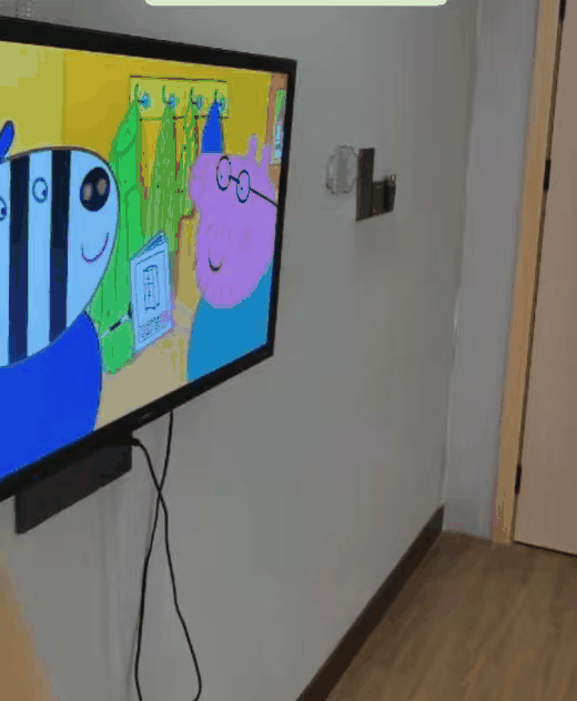 女子住酒店发现装饰画后还有道门房间疑楼梯间改造(图11)